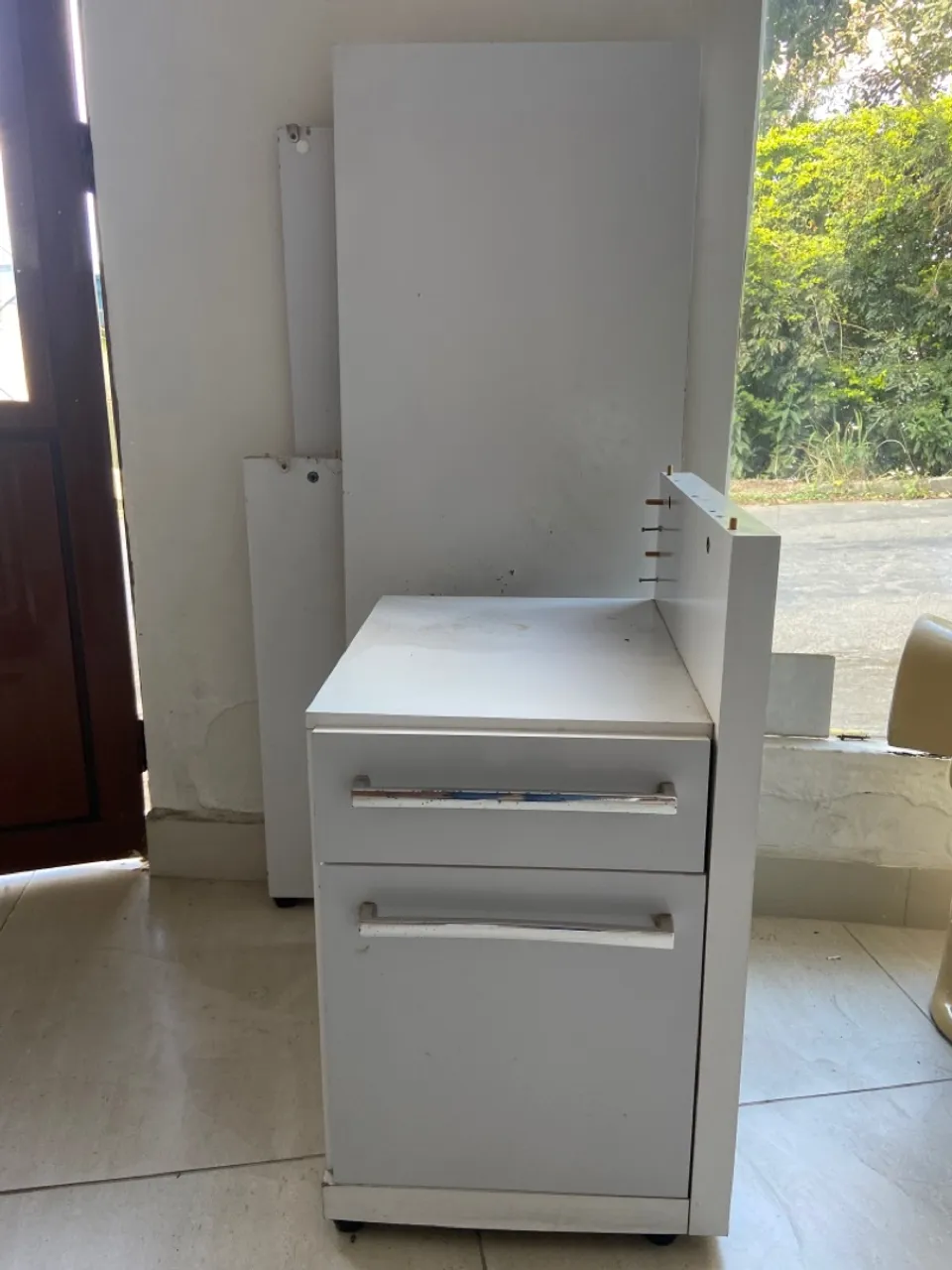Móvel auxiliar branco com gavetas