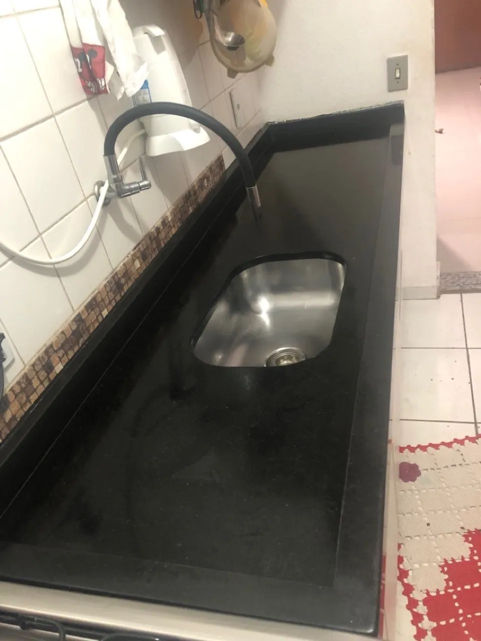 Vende-se pia de granito com 1+90 de tamanho e 60 de largura 