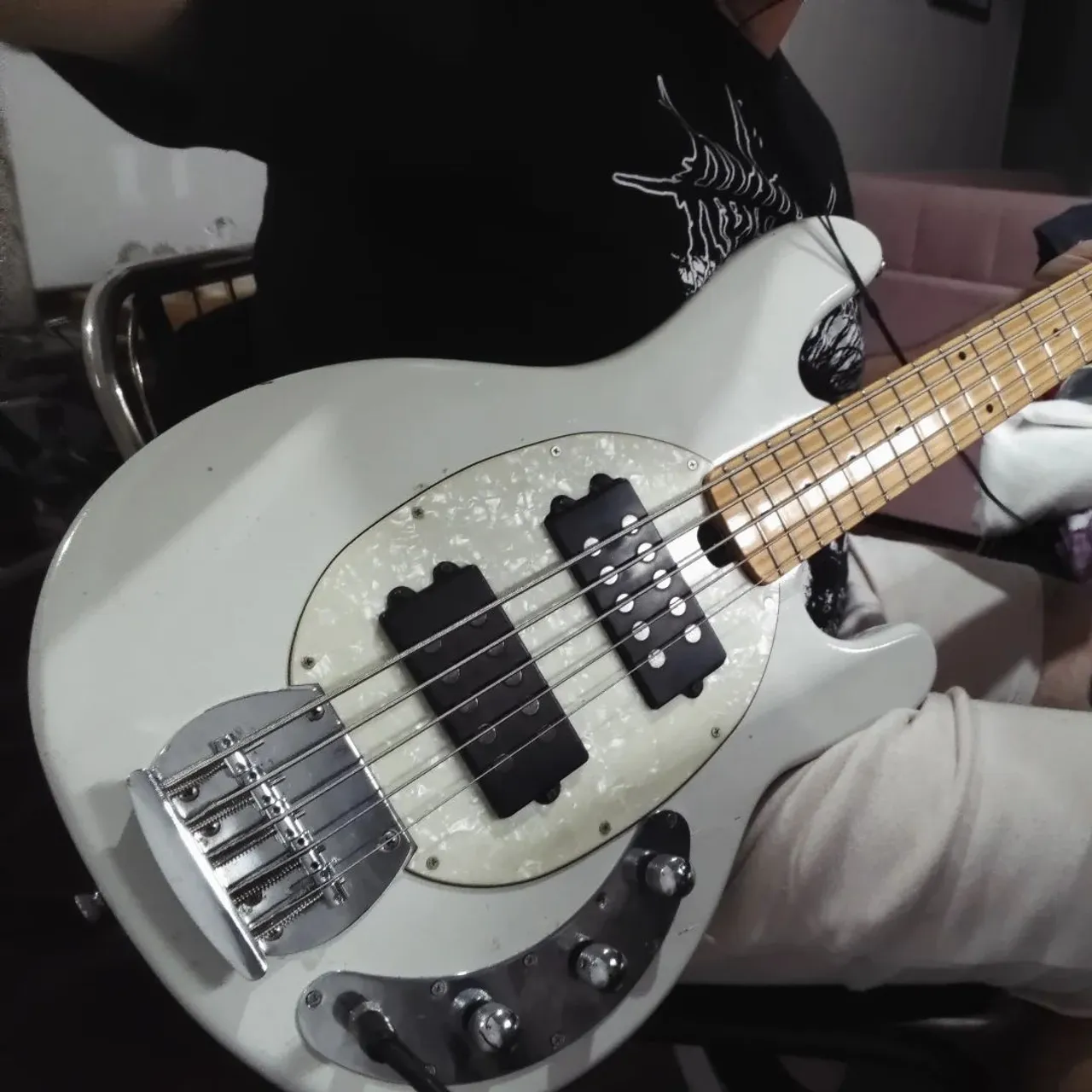 Baixo Groovin GBS 425 customizado - modelo Music Man