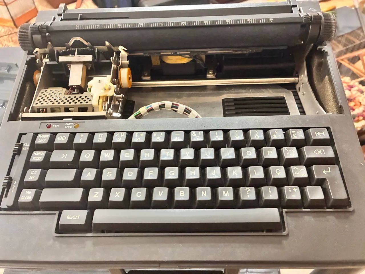 Olivetti Praxis 201 Typewriter64850146457603121