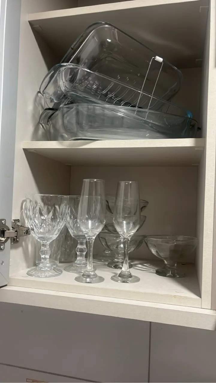 Conjunto de Taças e Refratários de Vidro e Pratos