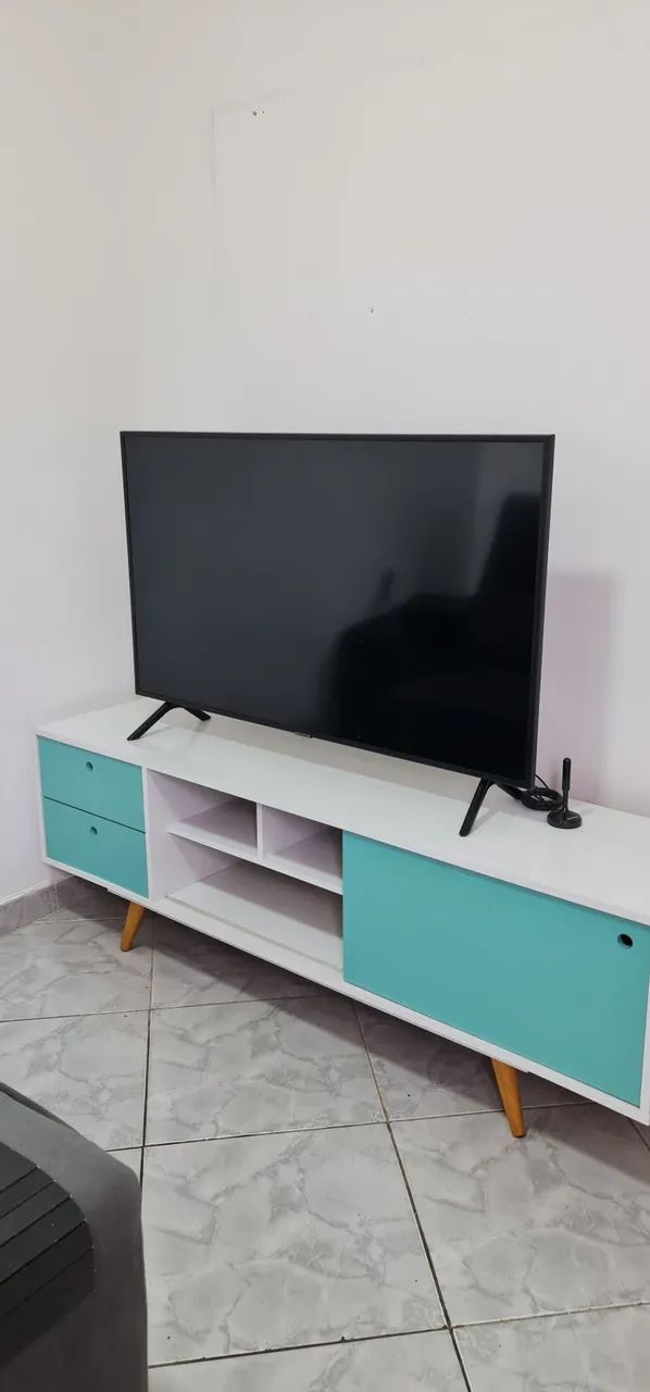 Rack para TV com design vintage branco e turquesa