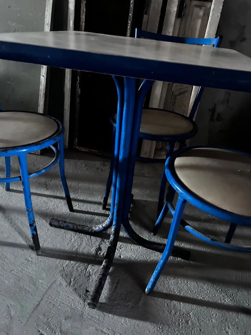 Mesa com 3 cadeiras  - Foto 2