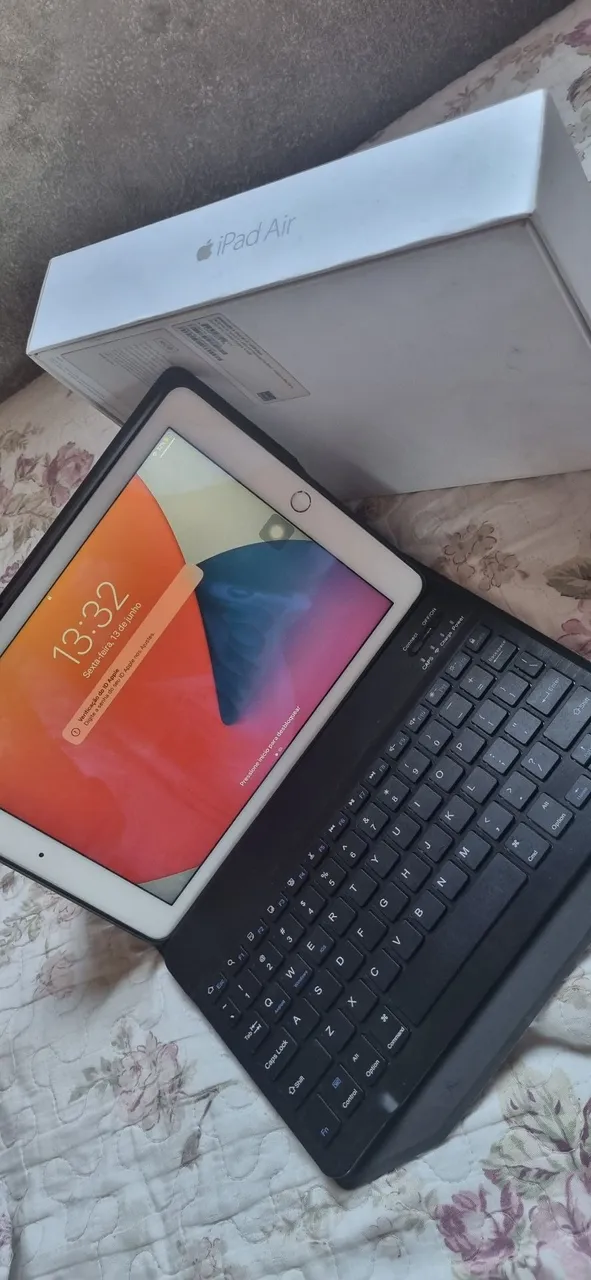 iPad Air 2 com teclado e caixa