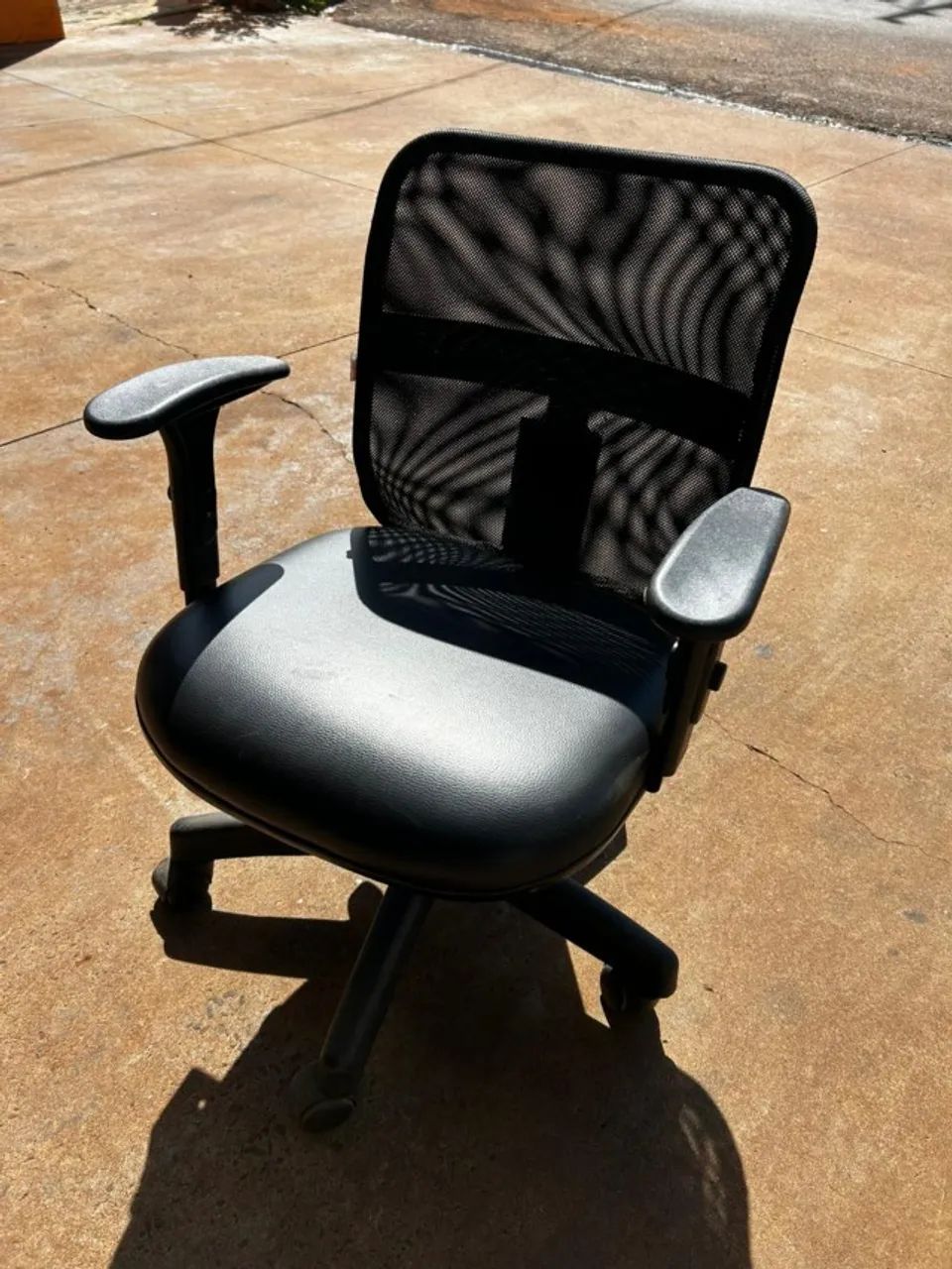Cadeira de Escritório estofada preta, Giratória - Foto 3