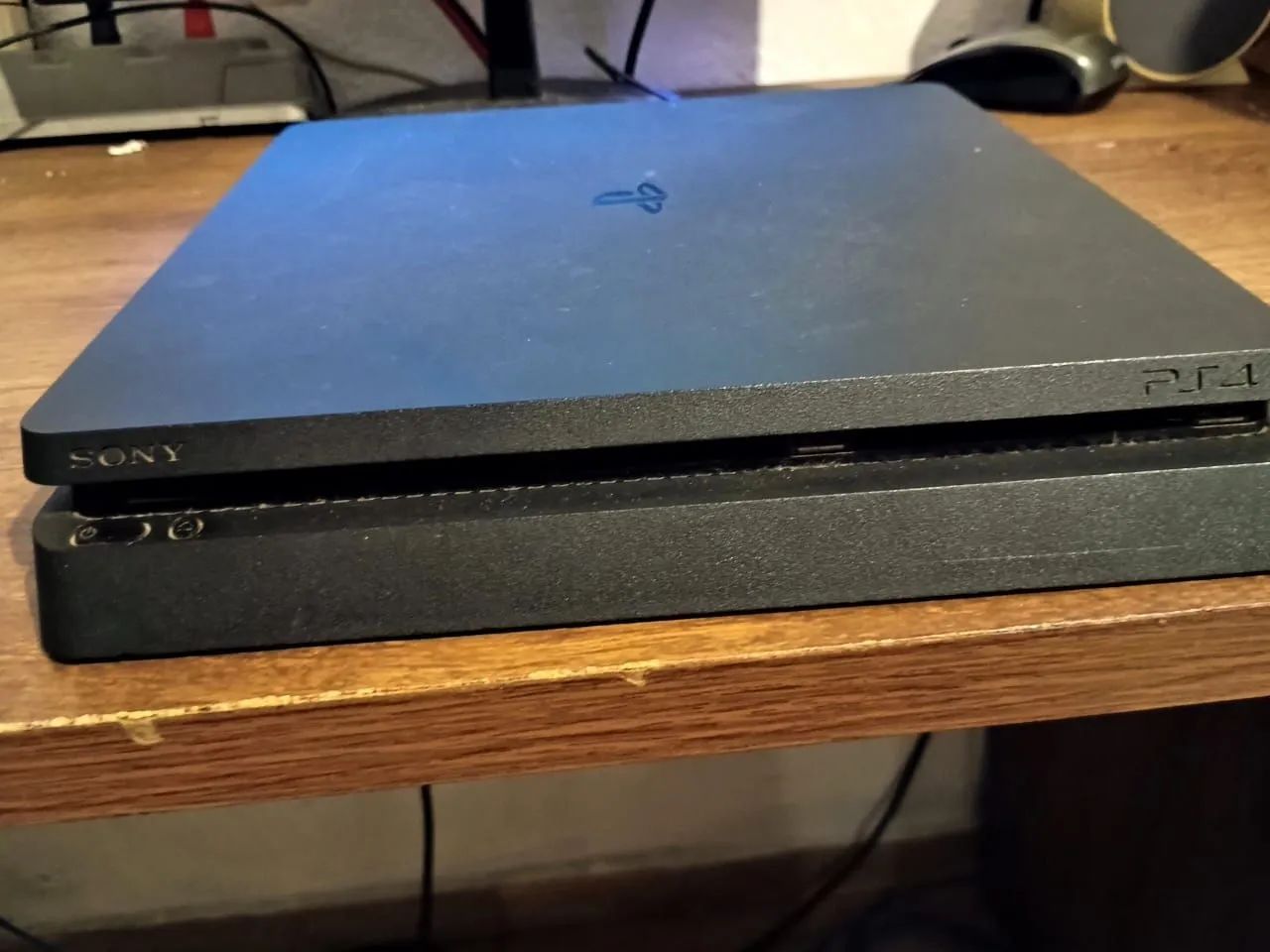 Playstation 4 1TB Usado + 1 Controle com 4 jogos - Foto 4