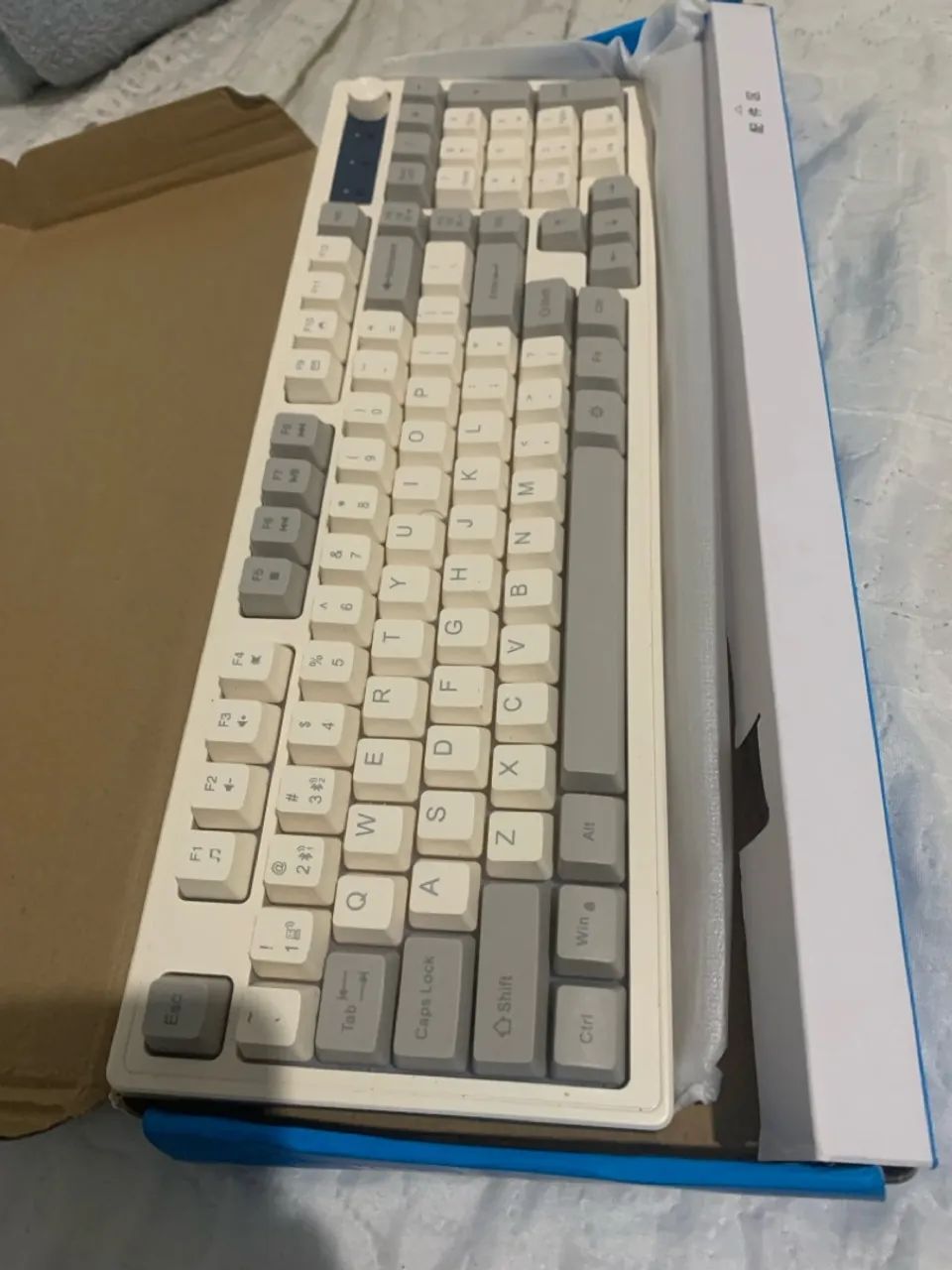 Teclado Mecânico RGB - Novo - Sem fio Wireless e Bluetooth - Foto 3