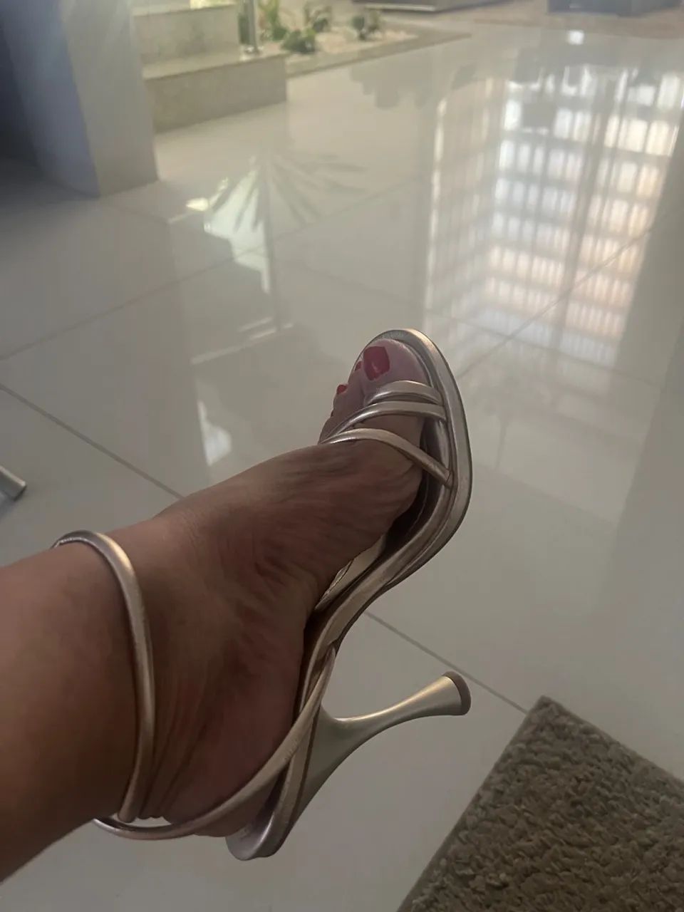 Sandália Schutz Dourada - Tamanho 39 - Foto 4