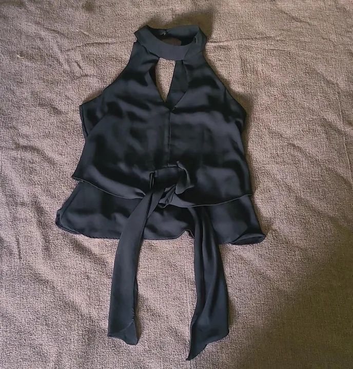 Blusa preta com amarração