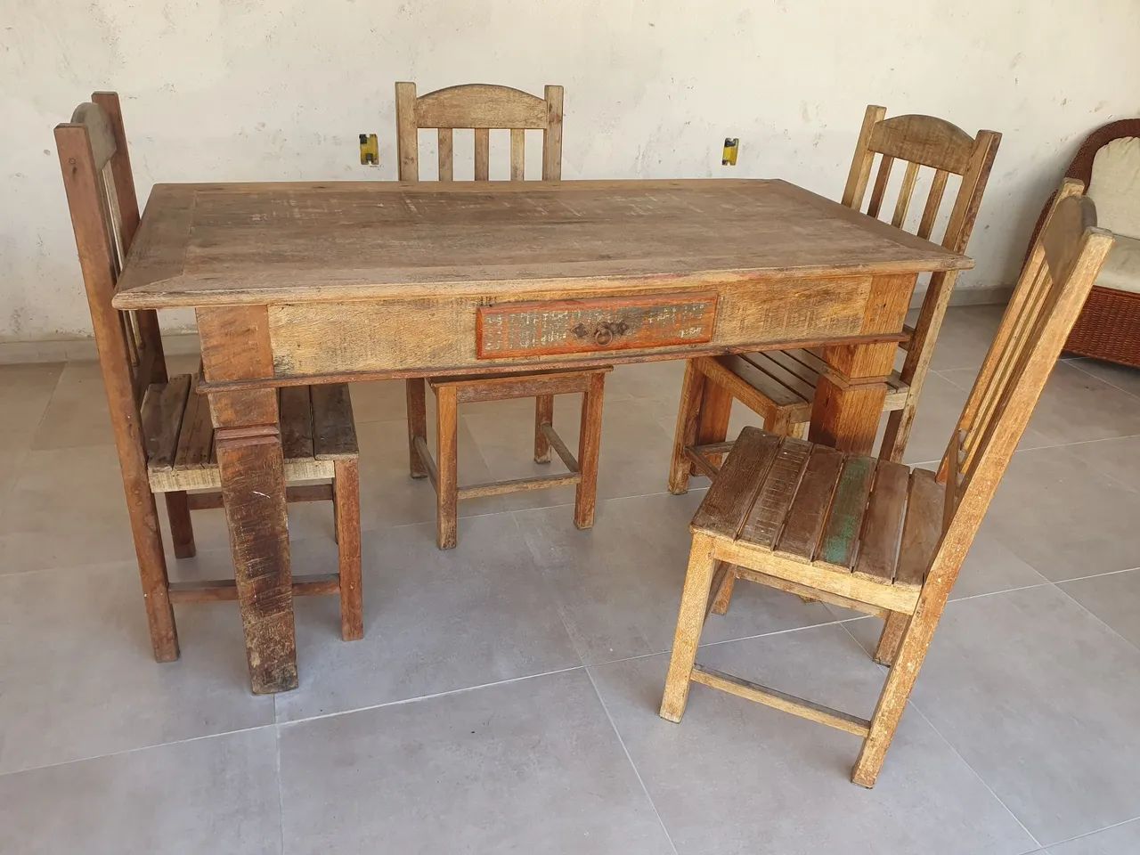 Mesa com 4 cadeiras de madeira demolição  - Foto 4