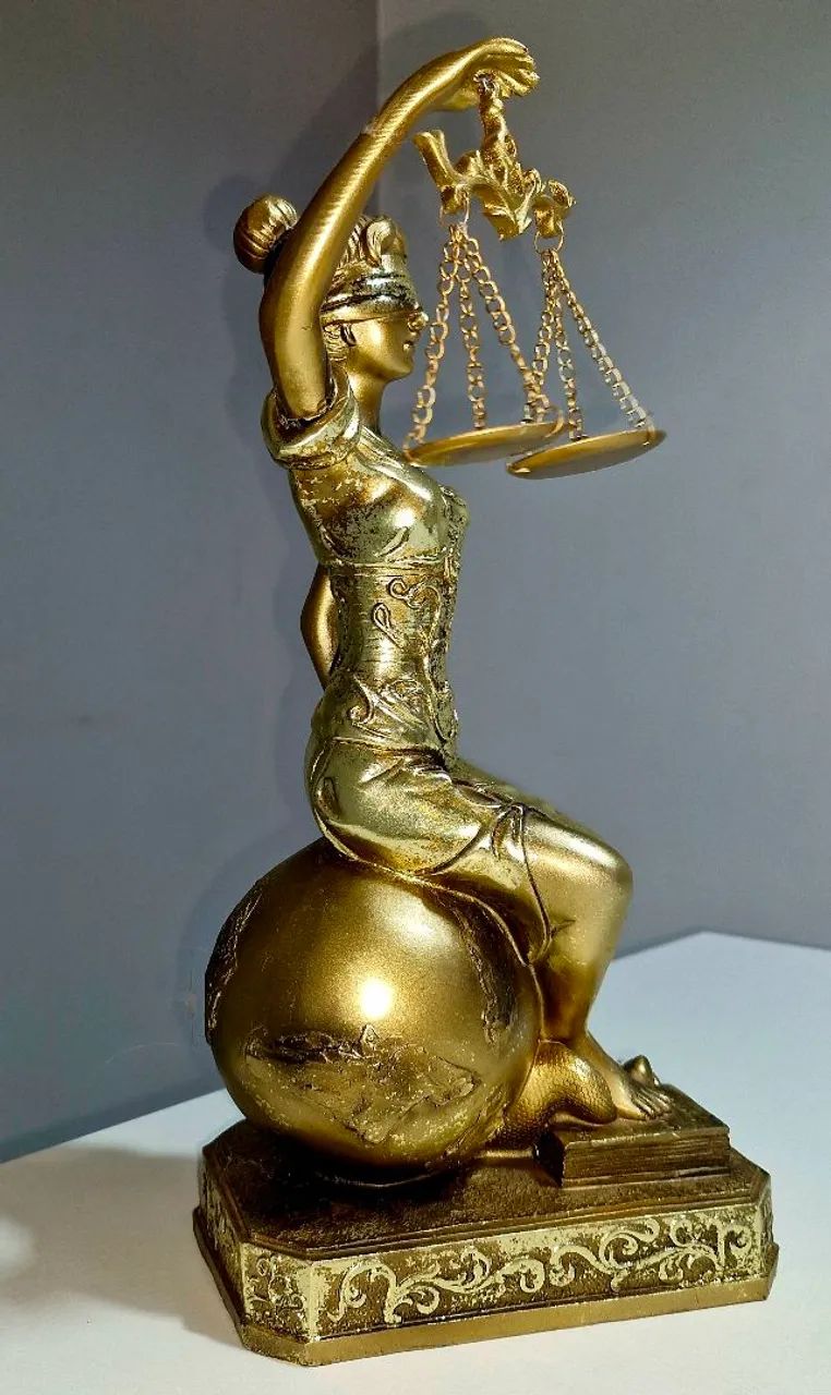 Estátua Themis Deusa da Justiça Dourada 32cm - Foto 2