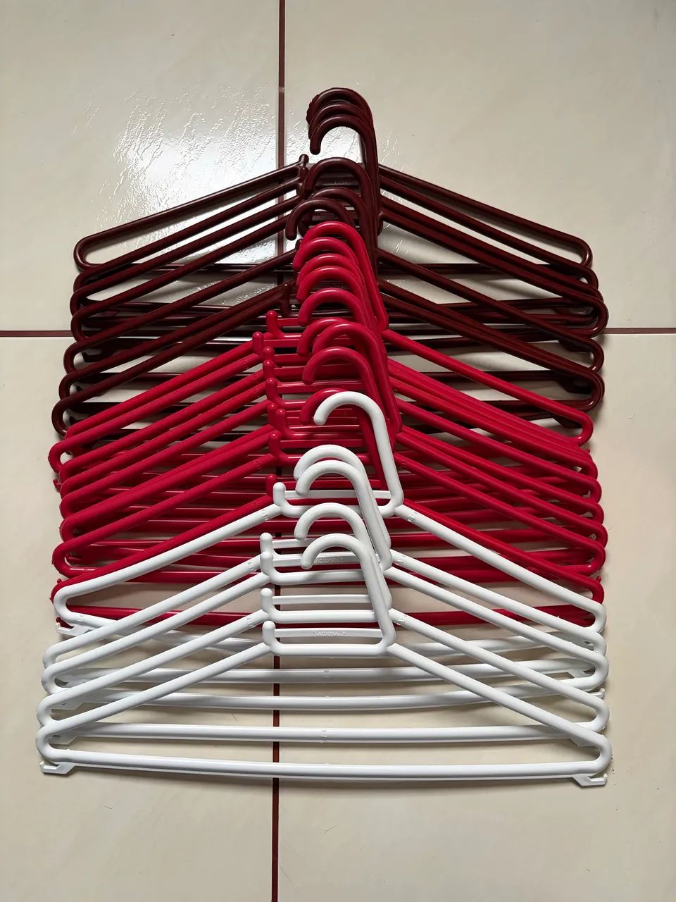 21 cabides de plástico