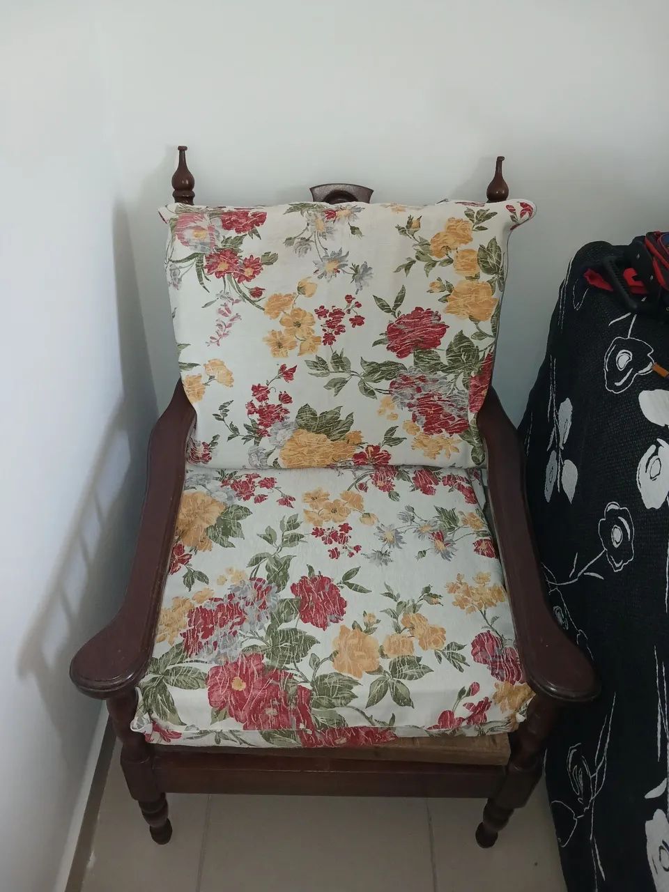 Duas poltronas de madeira modelo clássico  - Foto 2