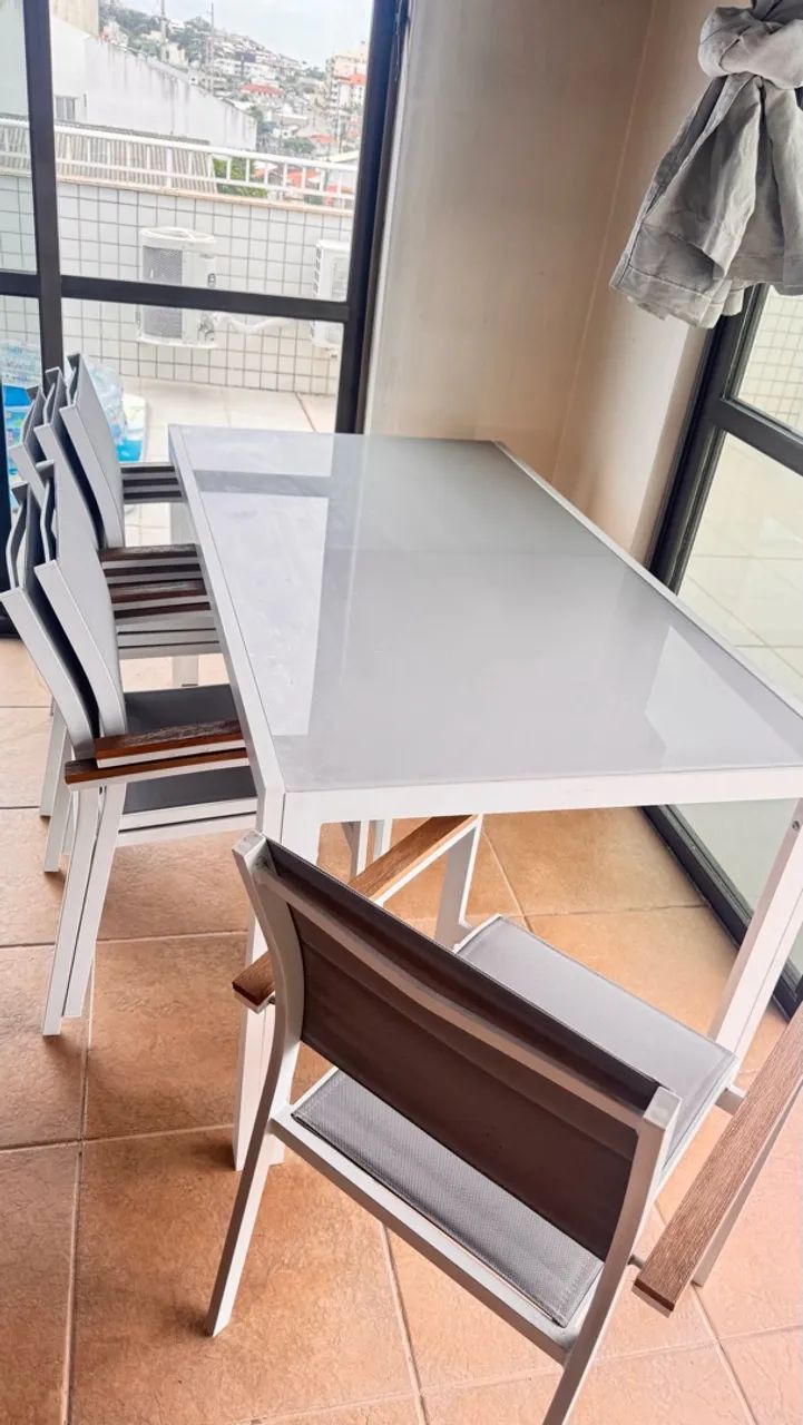 Vendo mesa 6 cadeiras + Ombrelone 