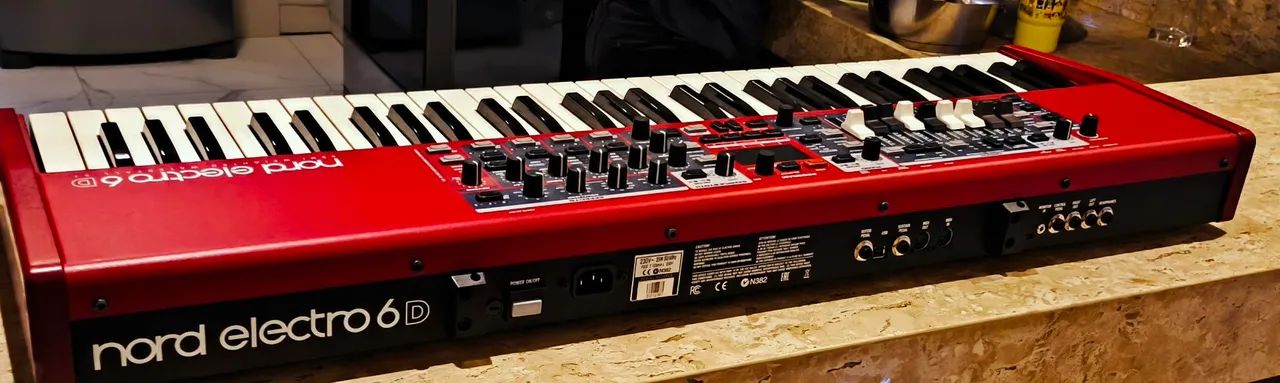 Nord Eletro 6D - 61 teclas  - Foto 3