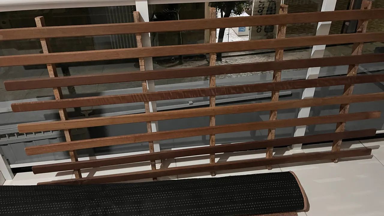 Vendo cama de solteiro de madeira boa  - Foto 2
