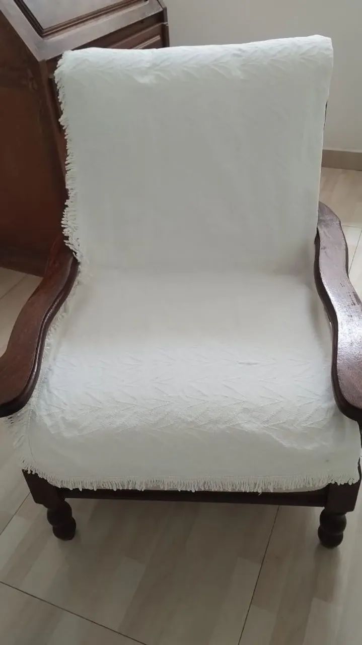 Poltronas em madeira estofadas belíssimas vintage  - Foto 4