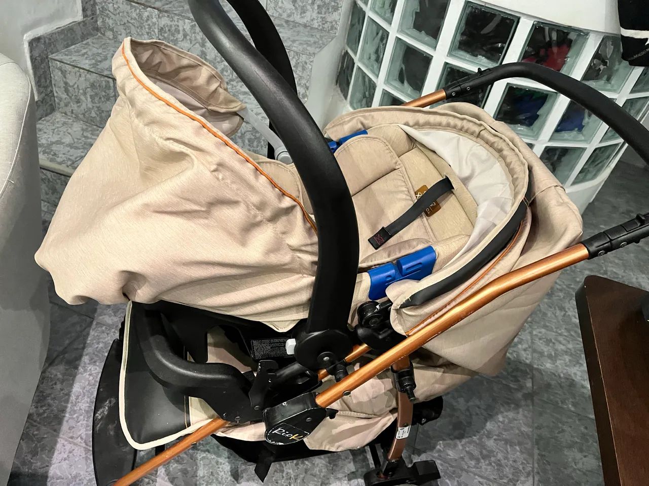 Carrinho de bebê com bebê conforto 