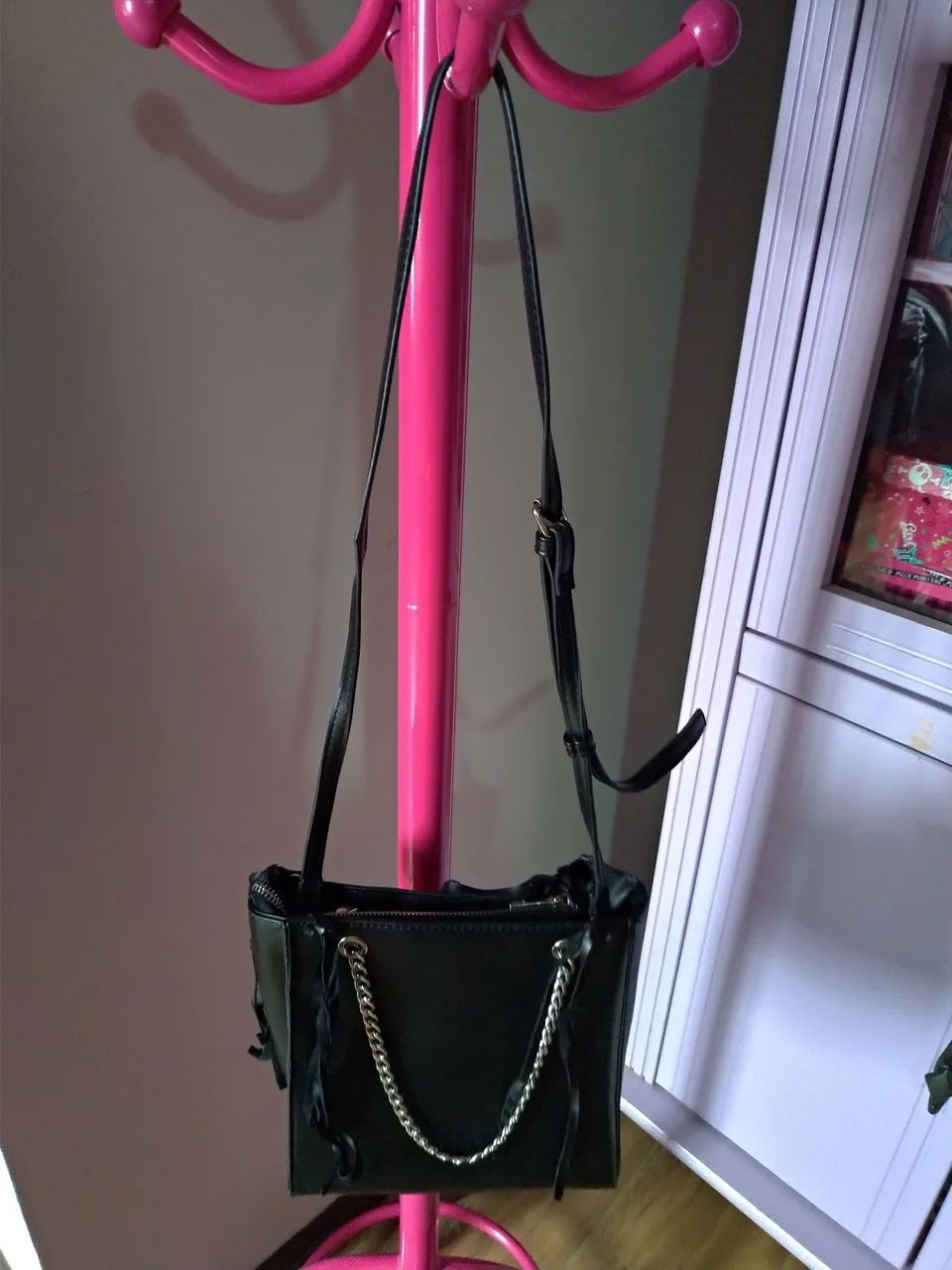 Bolsa preta com chaveiro de estrela ( nunca usada)  - Foto 4