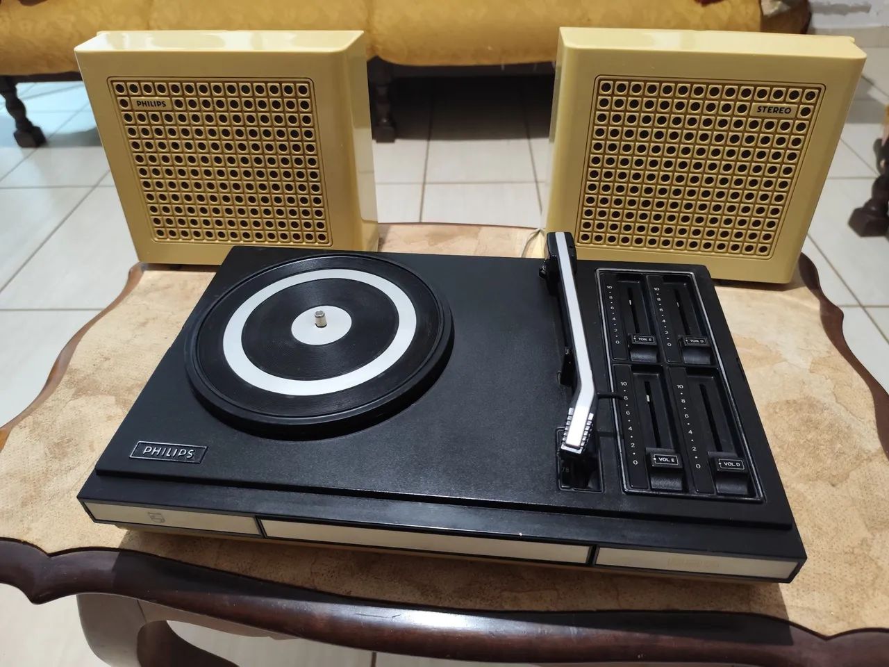 Vitrola Philips impecável 