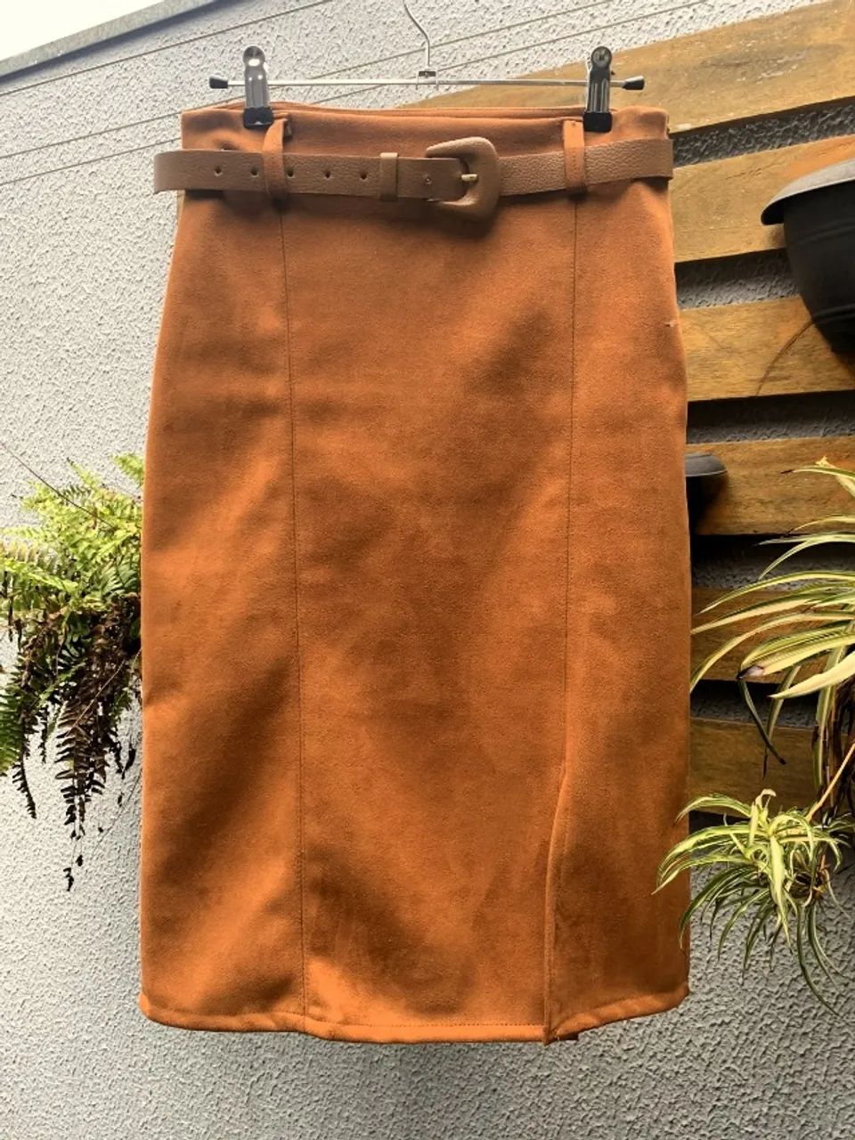 Saia midi suede caramelo