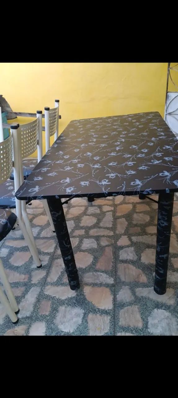 Mesa envelopada com 6cadeiras de ferro sem ferrugem conservada  - Foto 3