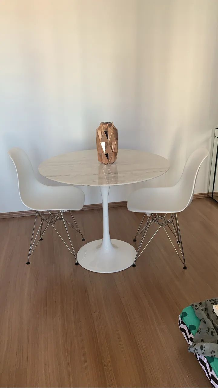 Mesa de Mármore branco Espírito Santo modelo Saarinen 