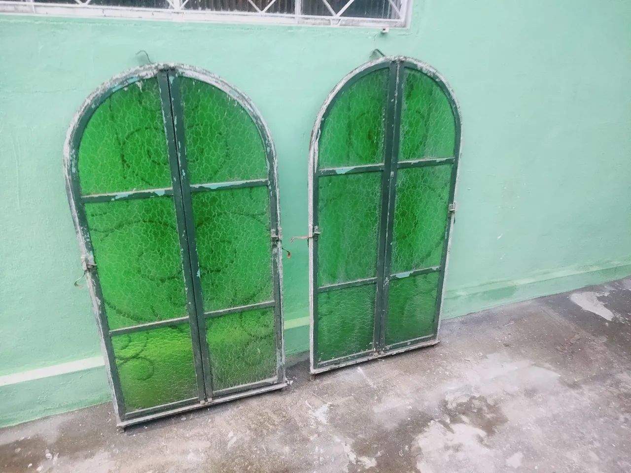 Janelas capelinha com grades em arabescos  - Foto 2
