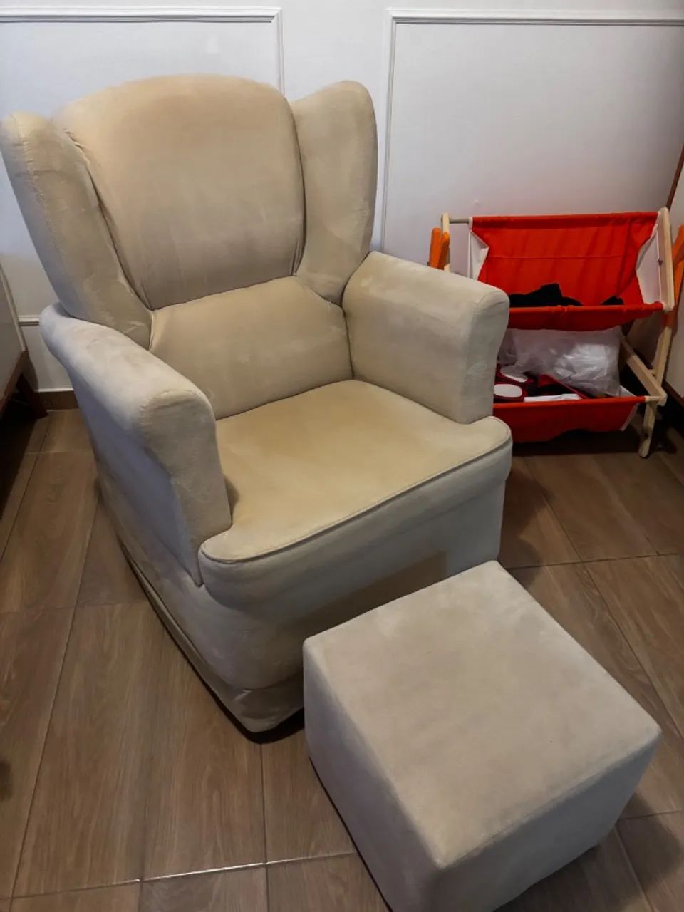 Poltrona de amamentação + Puff higienizada e impermeabilizada