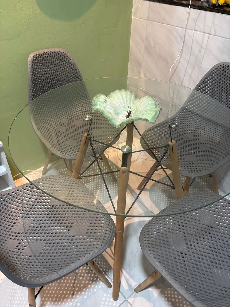 Mesa de vidro com 4 cadeiras. - Foto 4