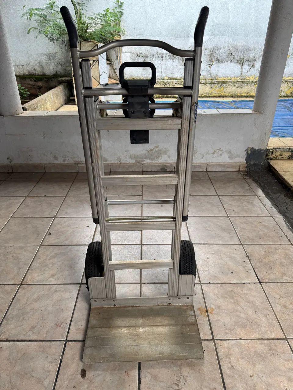 Carrinho de carga da marca COSCO com 3 posições 