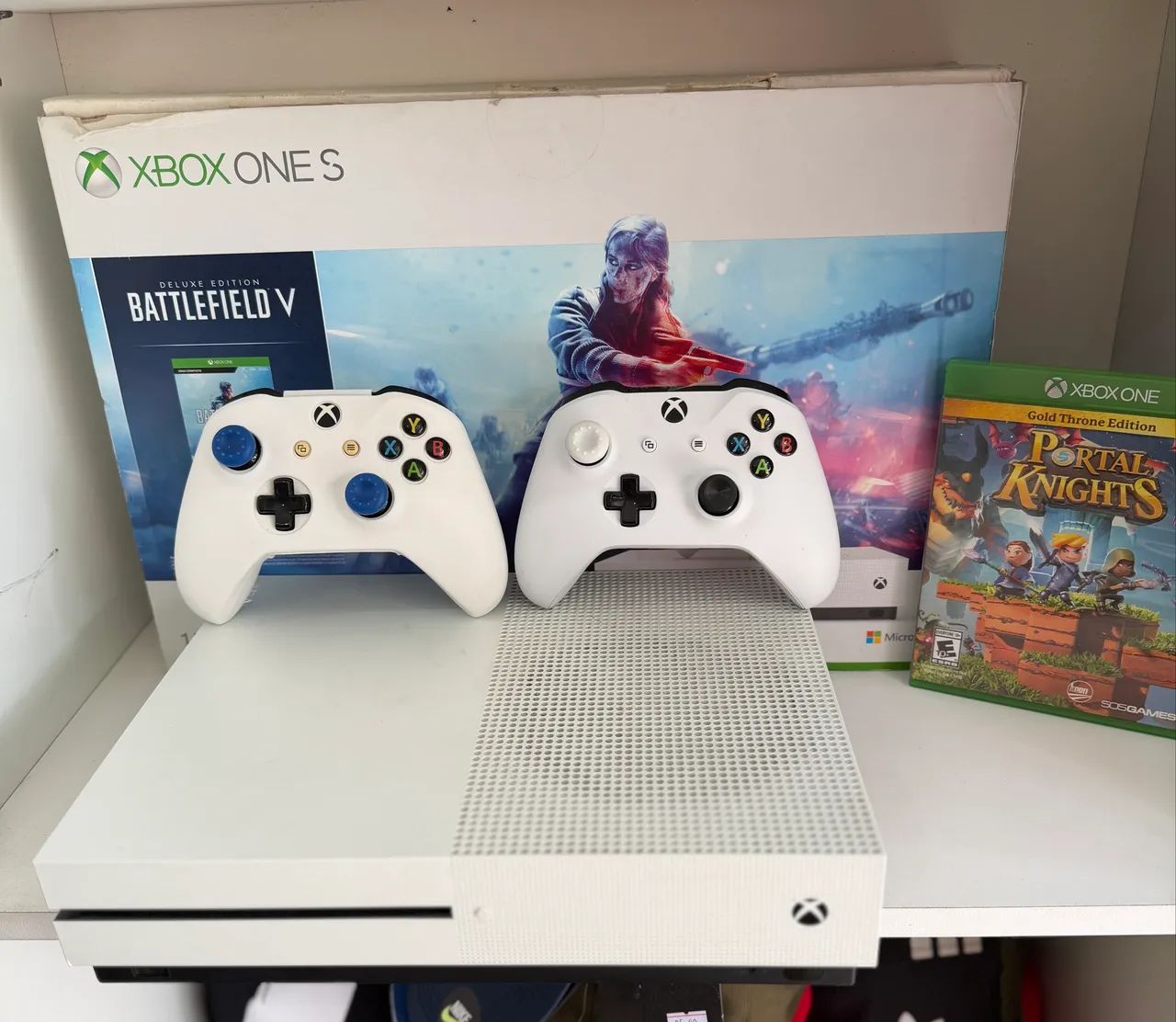 XBOX ONE S 1TB, CAIXA, 2 CONTROLES e JOGO - Foto 4