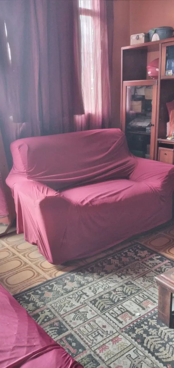 Vendo este sofá de 3 e 2 lugares precisa forrar ou usar com capa - Foto 2