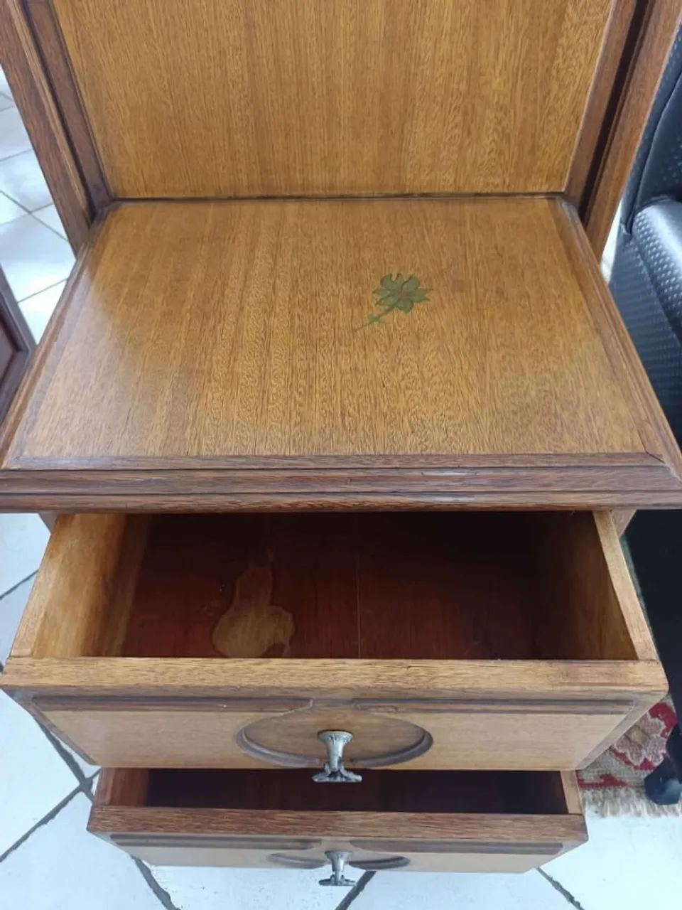 Mesa de Cabeceira antiga com duas gavetas - Foto 2