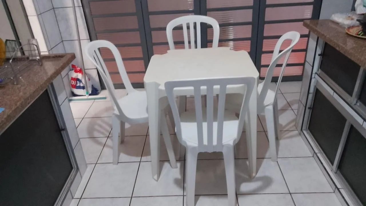 Mesa + 4 cadeiras 