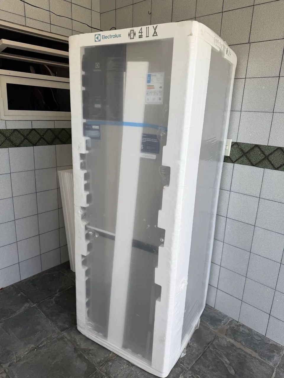 Geladeira Electrolux 3 portas lacrada com nota fiscal - Foto 2