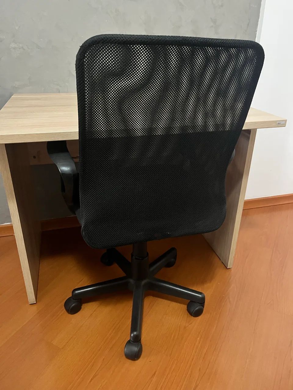 Mesinha e cadeira de escritório 