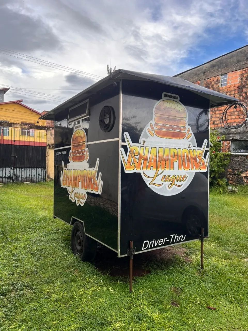 VENDE-SE FOOD TRUCK COM BANQUINHOS E MESAS