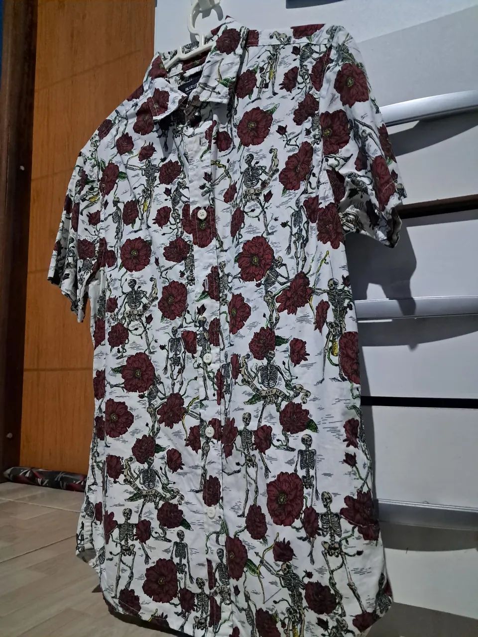 Camisa Social Estampada Flores e Caveiras - Foto 3