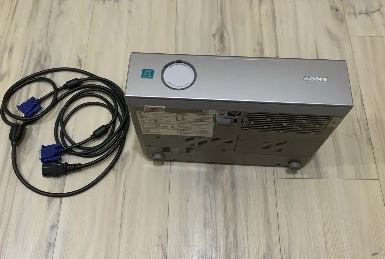 Projetor  usado marca Sony Modelo no VPL-CS7 100-240  - Foto 2