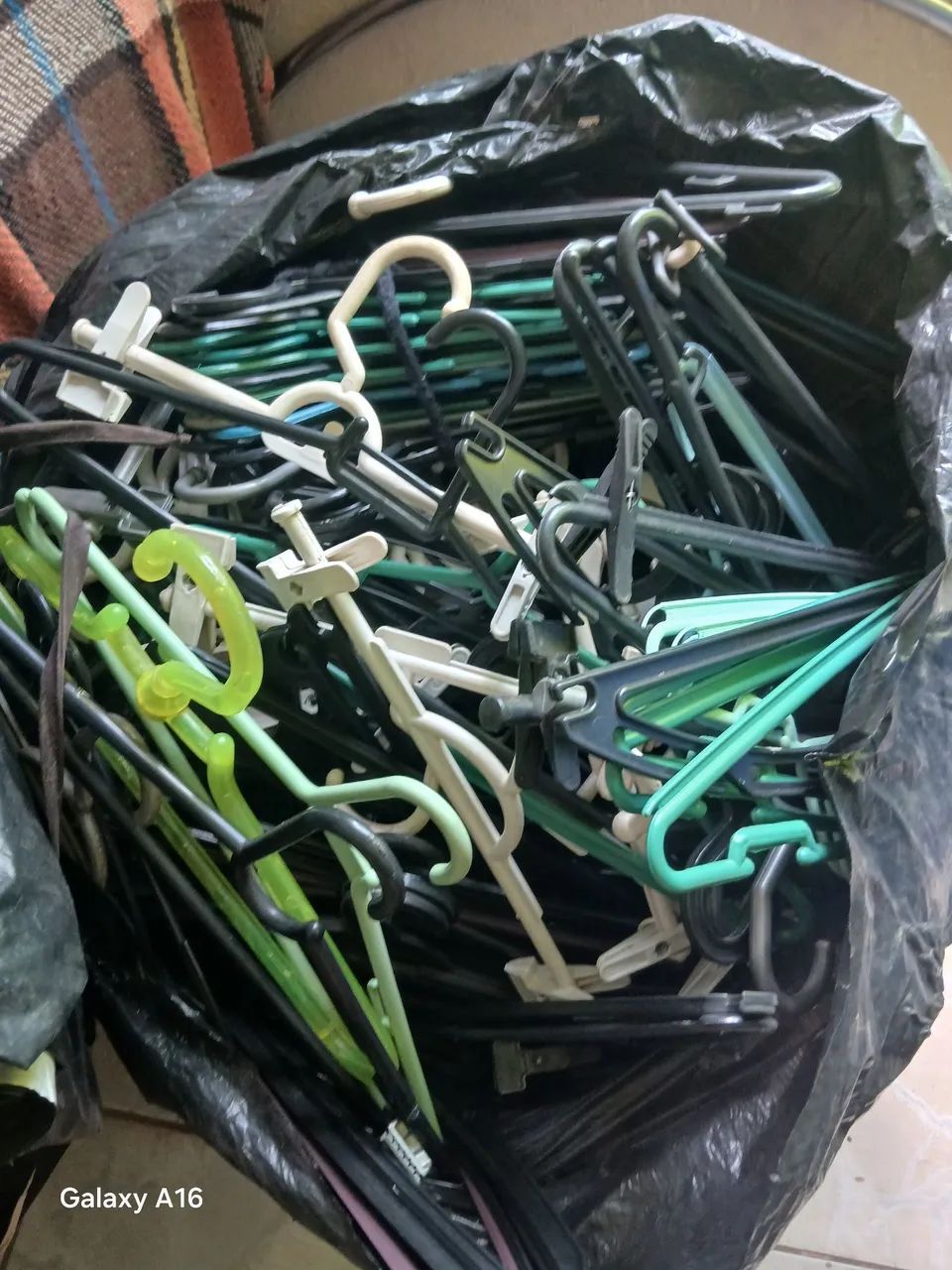 Vendo cabides 1 real a unidade!!! - Foto 2