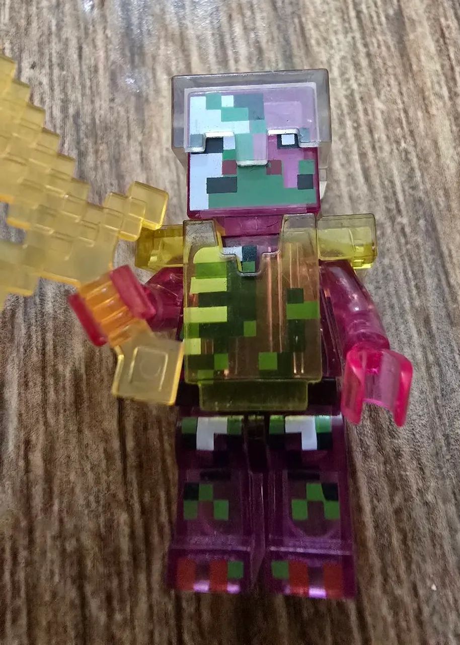 Boneco Mini Zumbi Piglin translúcido colecionável Minecraft com espada - Foto 5