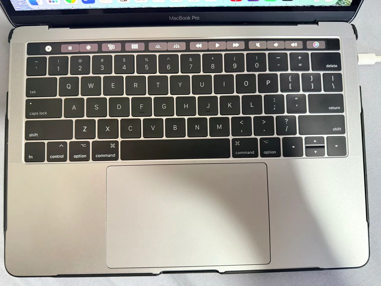 MacBook Pro 13" (2017) Touch Bar 256 SSD e 8GB de RAM - Foto 3