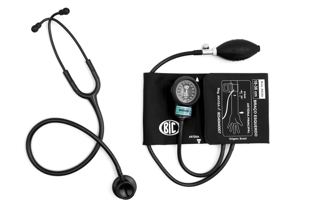 esfigmomanômetro e o estetoscópio 