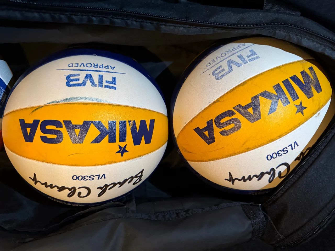 Bolas de Vôlei Mikasa VLS300 seminovas! - Foto 2