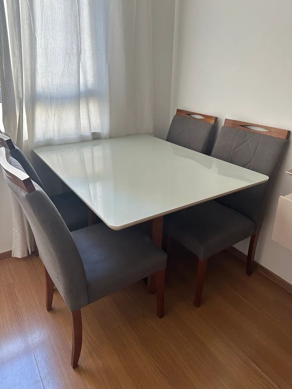 Mesa e cadeiras de jantar