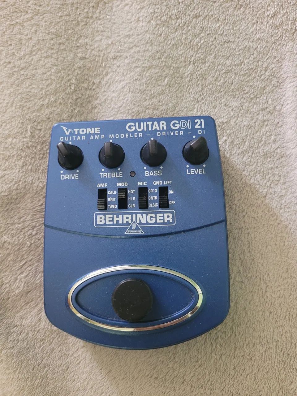 Pedal drive e preamp Behringer gdi 21 