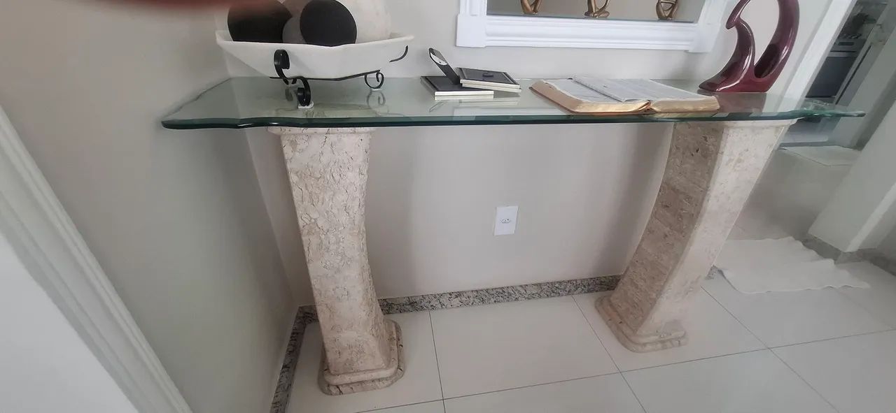 Aparador  com vidro grosso e pés de granito, ótimo estado