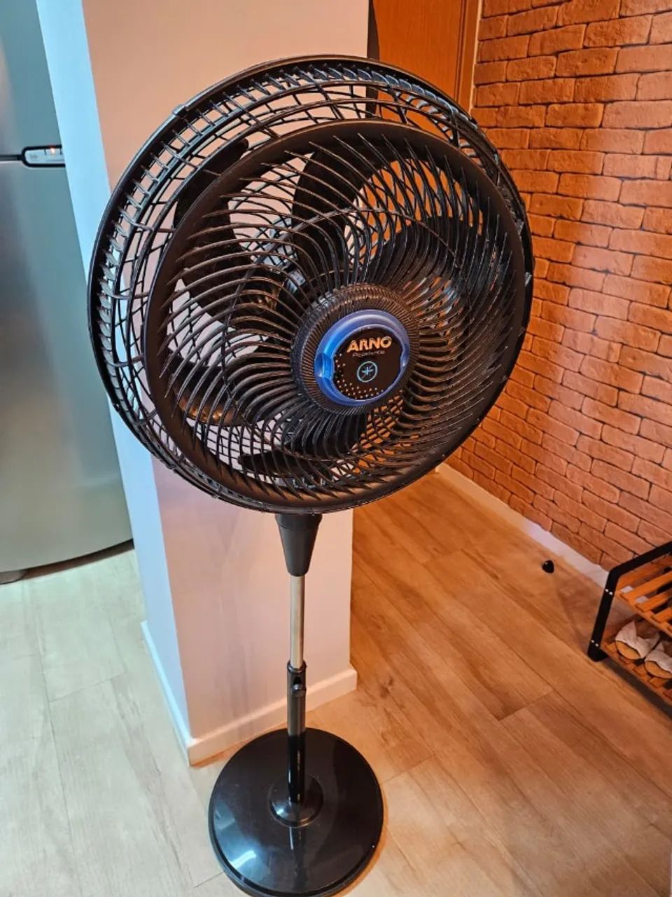 Ventilador de Coluna Arno Ultra Silence Force com função de Repelente Líquido
