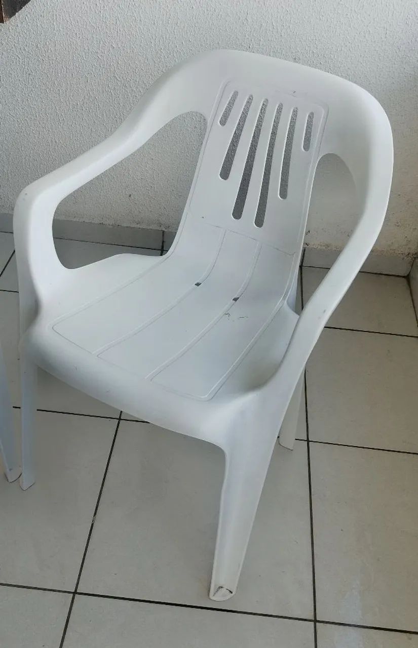 2 Cadeiras Plásticas 